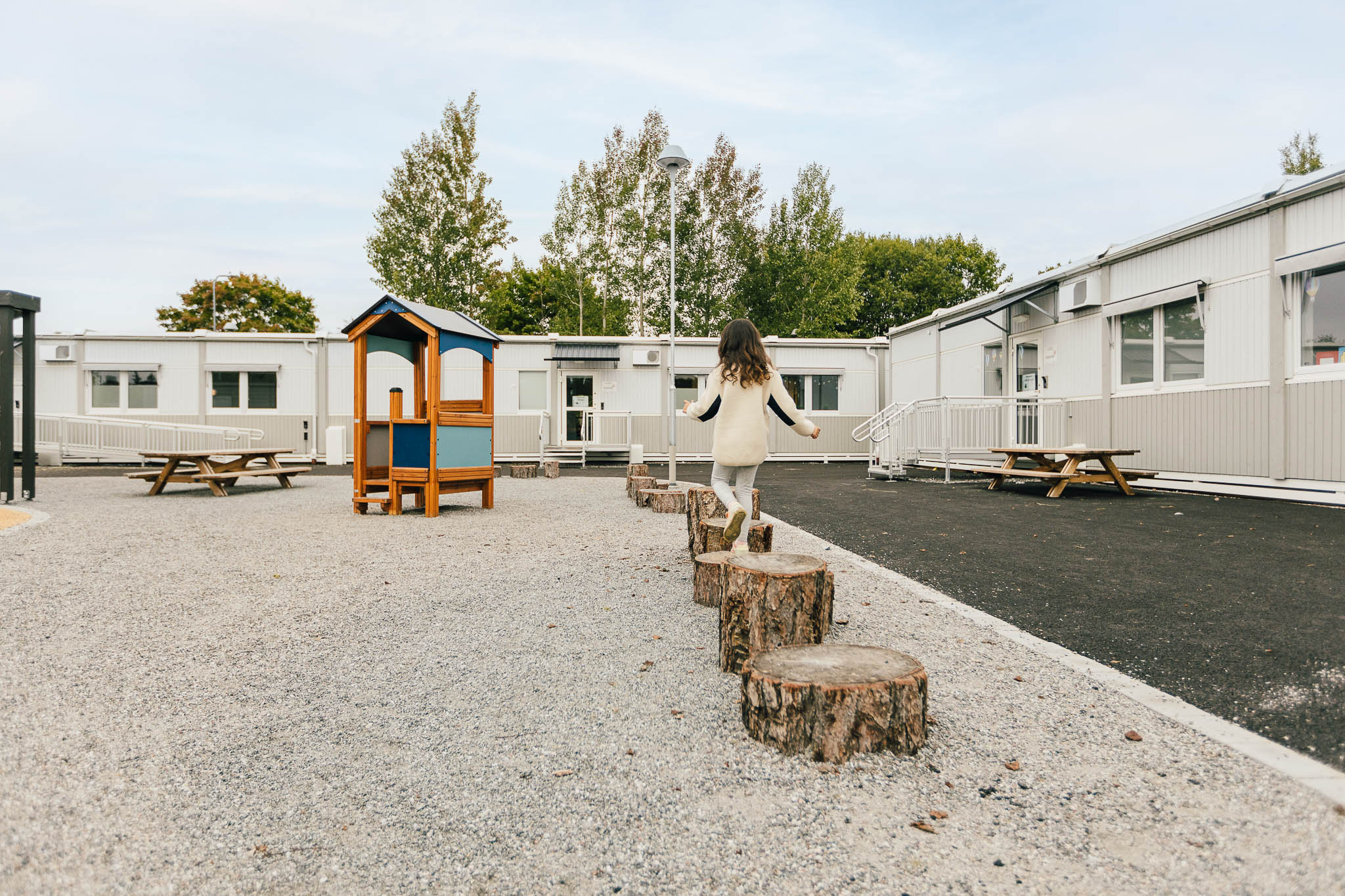 Lekande barn ute på stor lekplats på Hamre förskola i Västerås