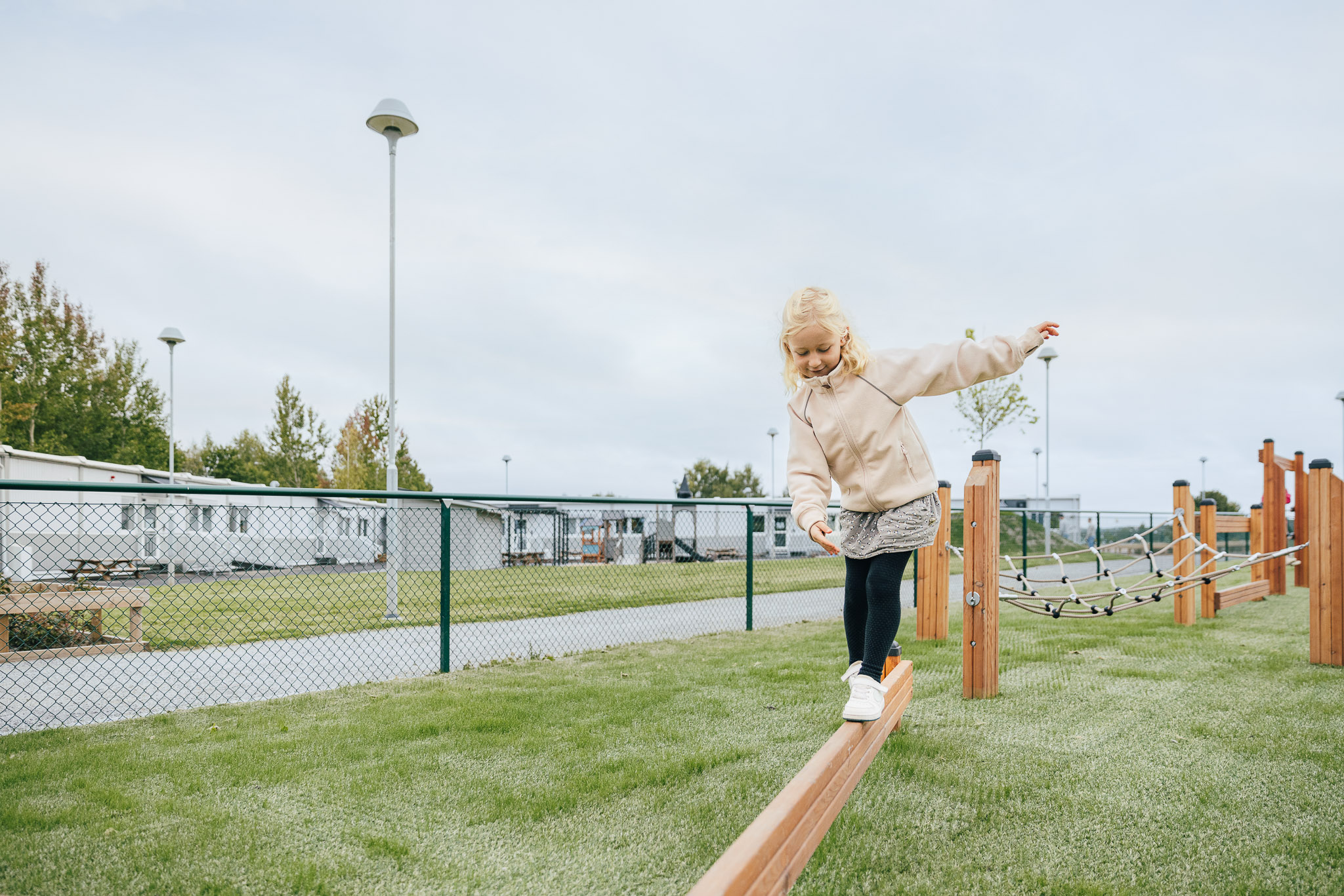 Lekande barn ute på stor lekplats på Hamre förskola i Västerås