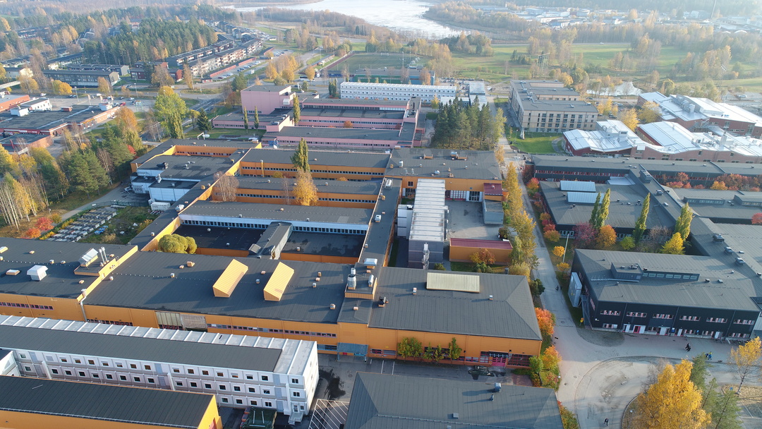 Luleå tekniska universitet undervisningssalar och kontorsmoduler. Översiktsbild uppifrån av ett område med moduler från Expandia i raka rader intill permanenta byggnader.