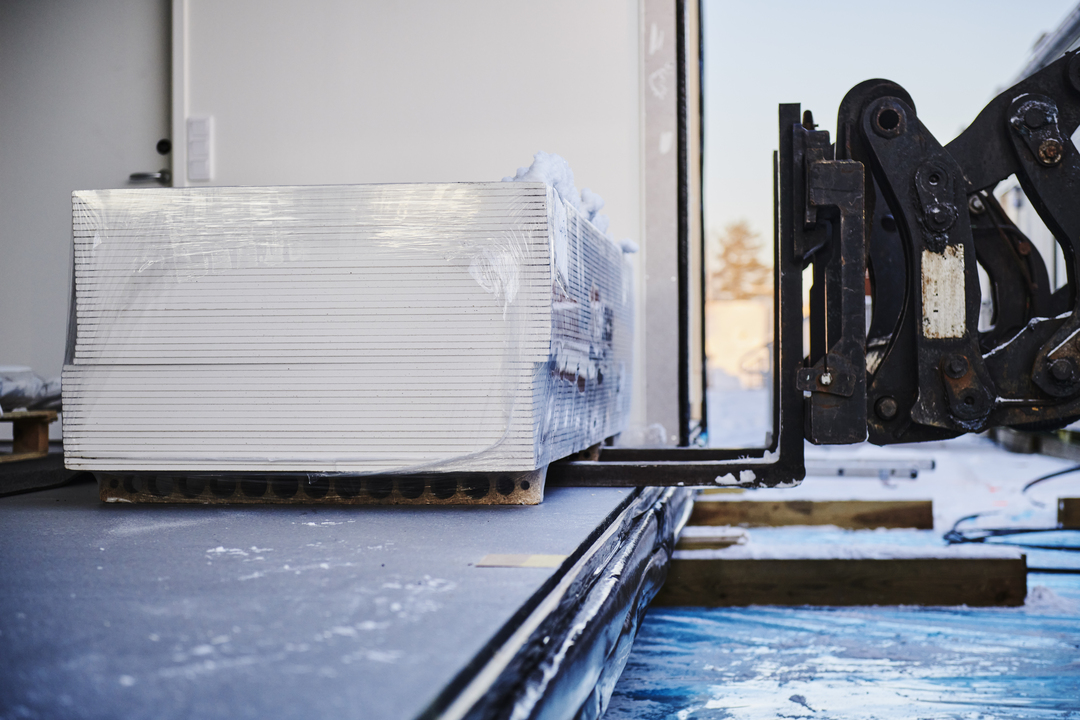 Leverans av byggmaterial till skolmoduler från Expandia vid Porsnässkolan i Norrfjärden, del av effektiv och flexibel skollösning.