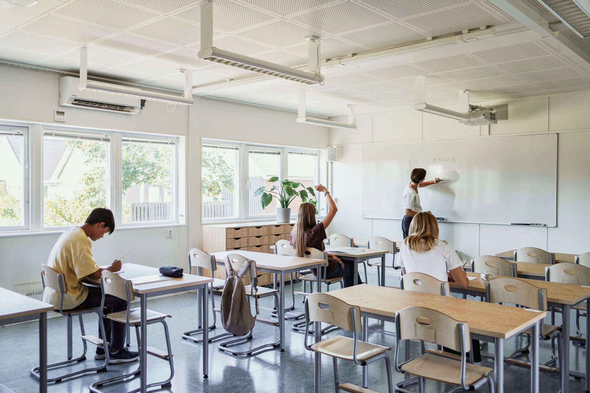 Undervisning i klassrum vid Nyckelbergsskolan i Köping, där elever och lärare arbetar i moderna skolmoduler från Expandia med god ljusmiljö och funktionell lärmiljö.