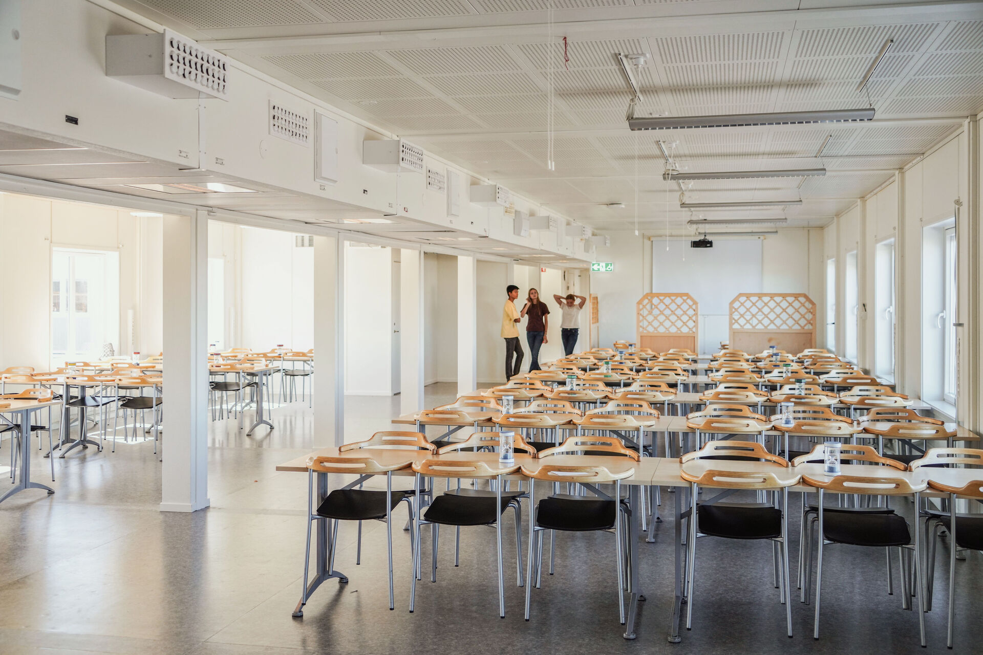 Matsal vid Nyckelbergsskolan i Köping med rymlig och ljus miljö i skolmoduler från Expandia, anpassad för skolmåltider och samvaro.