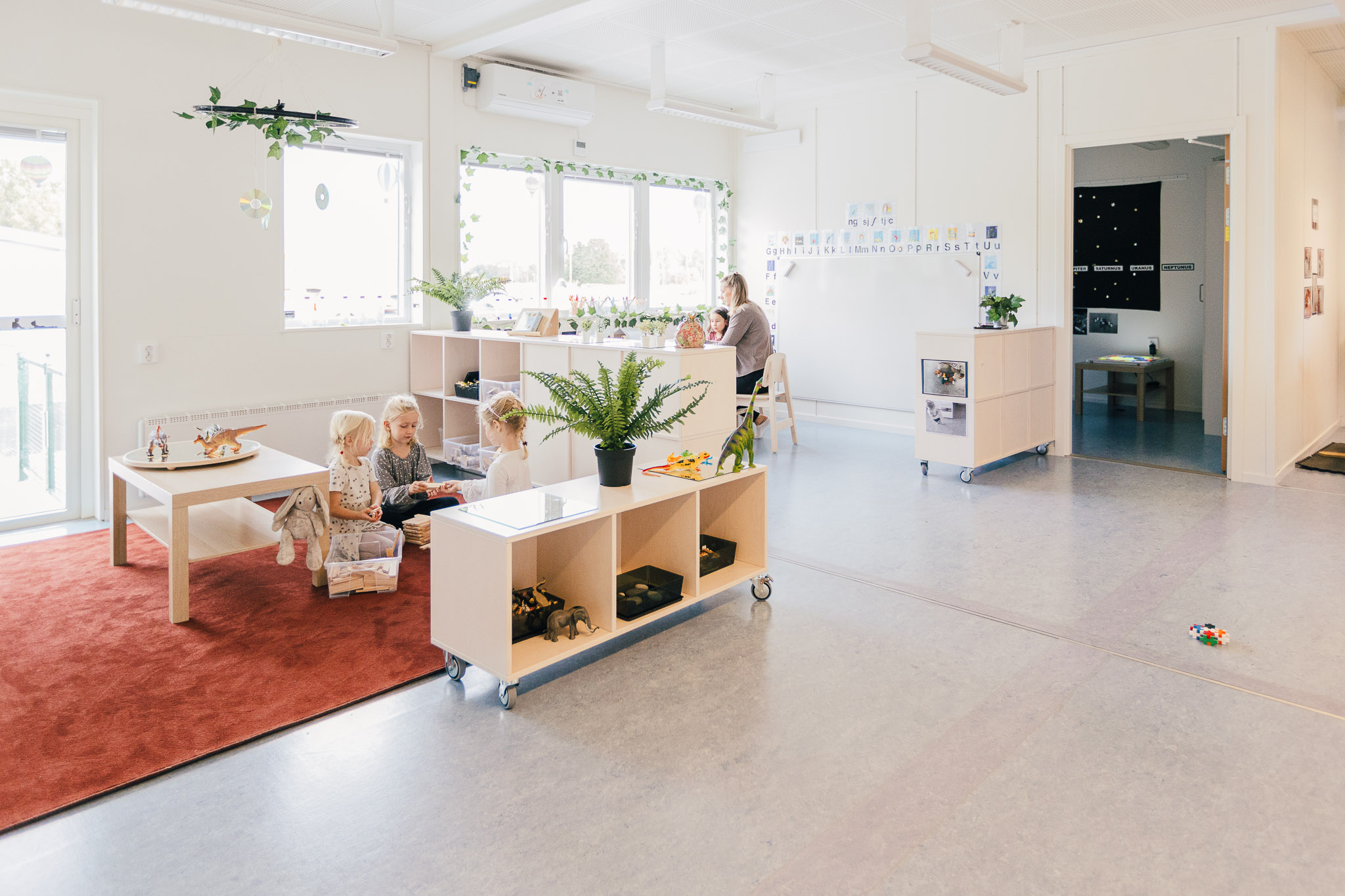 Lekyta med leksaker och matta på Hamre förskola i Västerås