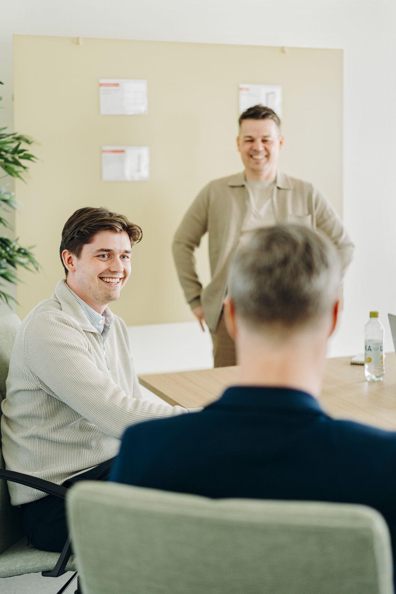 människor i mötesrum i kontorsmoduler