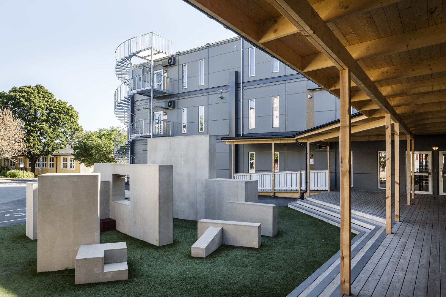 Skolgård vid Årstaskolan i Gullmarsplan med skolmoduler från Expandia, utformad för trygg lek och moderna lärmiljöer.