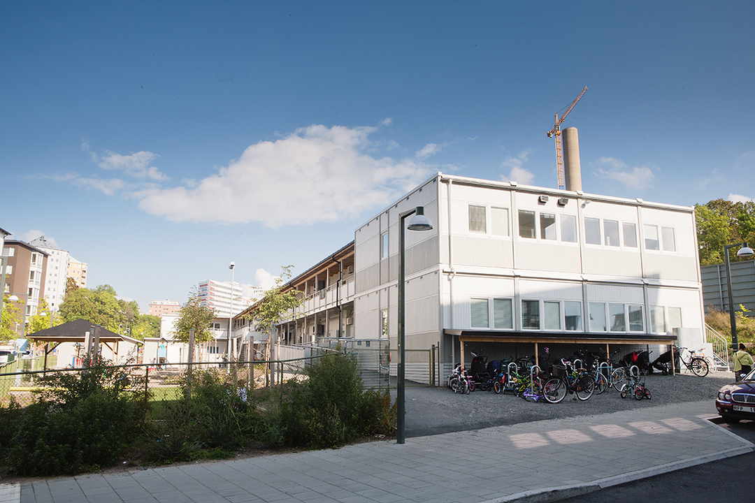 Modulförskola Storseglet i Henriksdal, Stockholm med lekgård och cyklar utanför byggnaden