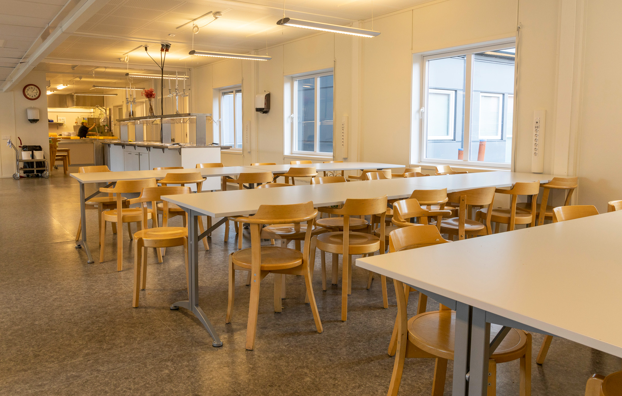 Skolkök och tillhörande matsalsmiljö i skolmoduler från Expandia på Hertsöskolan i Luleå, anpassad för skolmåltider och daglig skolverksamhet.