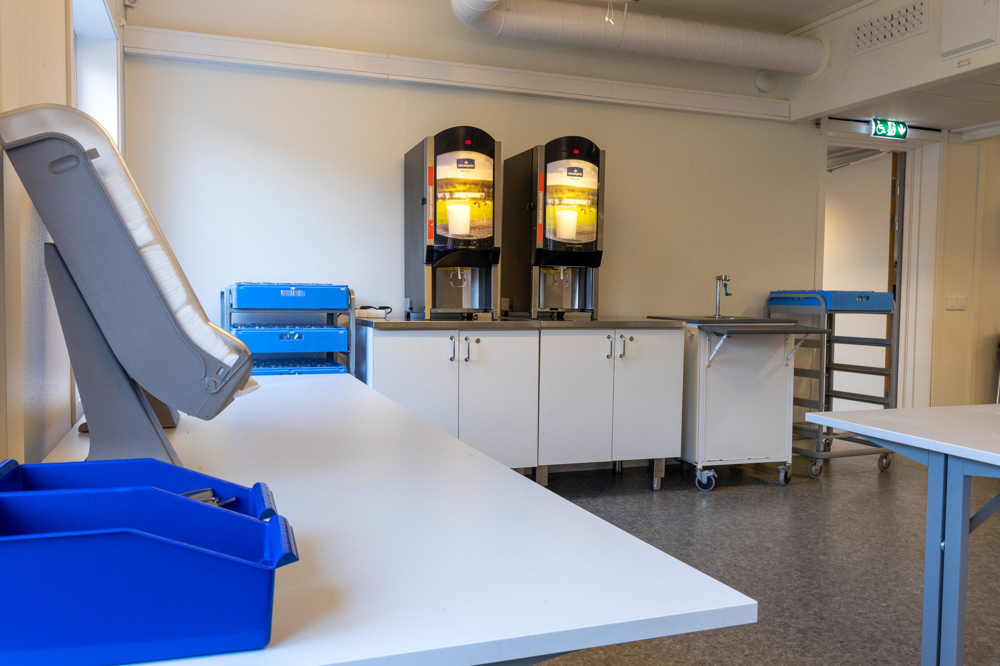 Serveringsyta i skolmoduler från Expandia på Hertsöskolan i Luleå, funktionell inomhusmiljö för skolverksamhet.