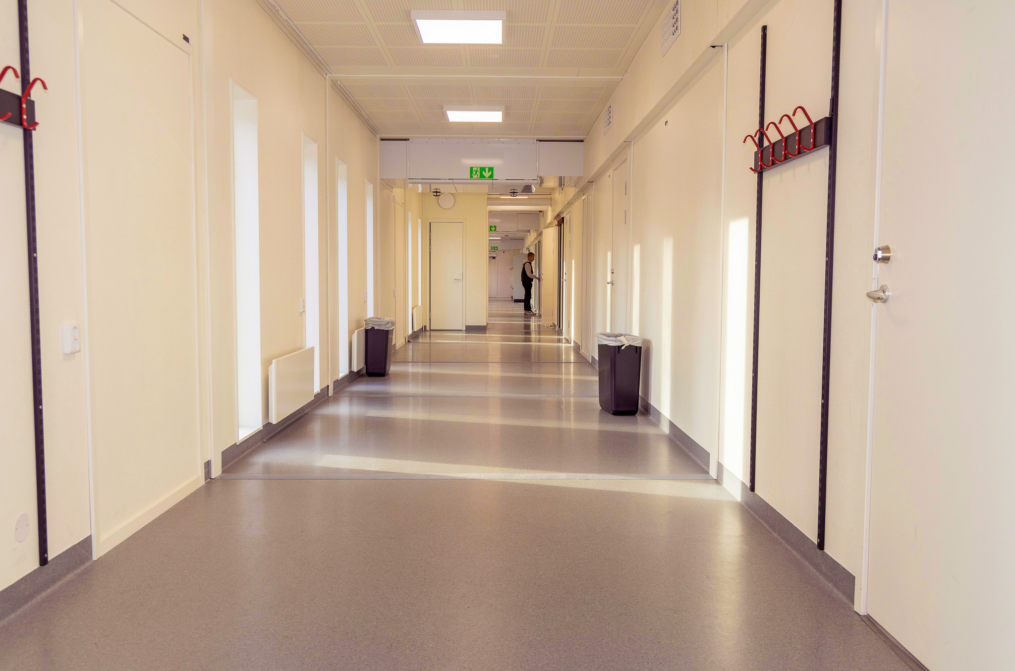 Korridor och inomhusmiljö i skolmoduler från Expandia på Hertsöskolan i Luleå, utformad för trygg och funktionell skolverksamhet.