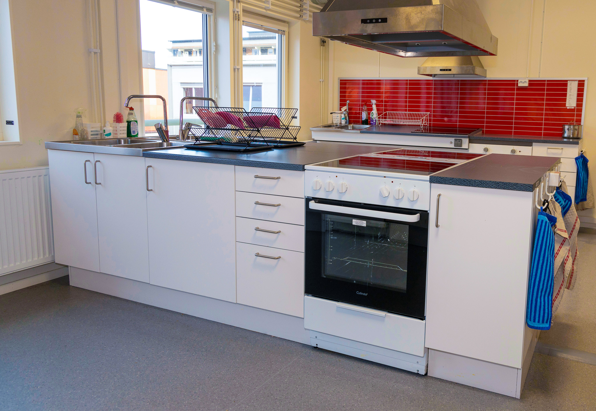 Kök och undervisningsmiljö i skolmoduler från Expandia på Hertsöskolan i Luleå, anpassad för praktiskt lärande och skolverksamhet.