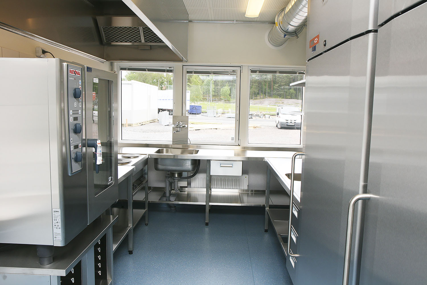 Tillagningskök i skolmodul vid Hultsbergsskolan i Karlstad, med rostfria arbetsbänkar, ugn, diskho och kylförvaring i en fullt utrustad modullösning från Expandia.