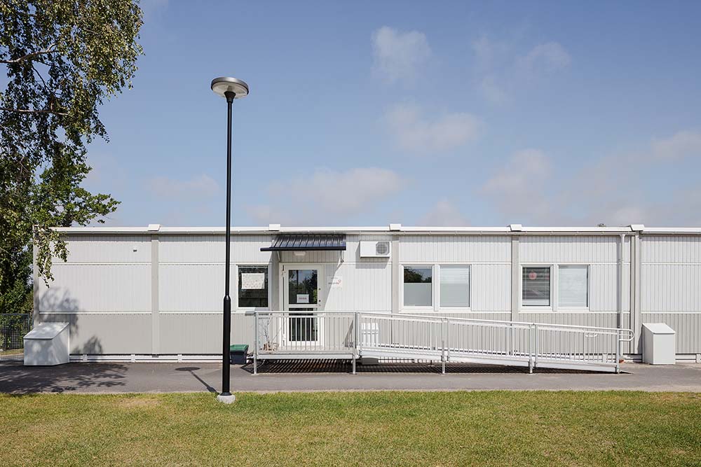 Högalids förskola i Trelleborg, fasad, träd och gröntområde runt förskolepaviljong