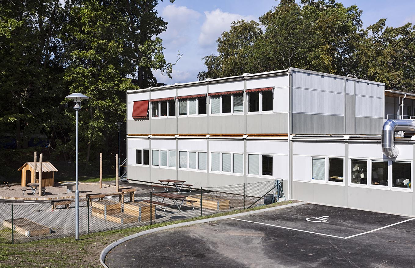 Förskolan Blynäsviken i Vaxholm förskolemoduler vit och grå fasad paviljong