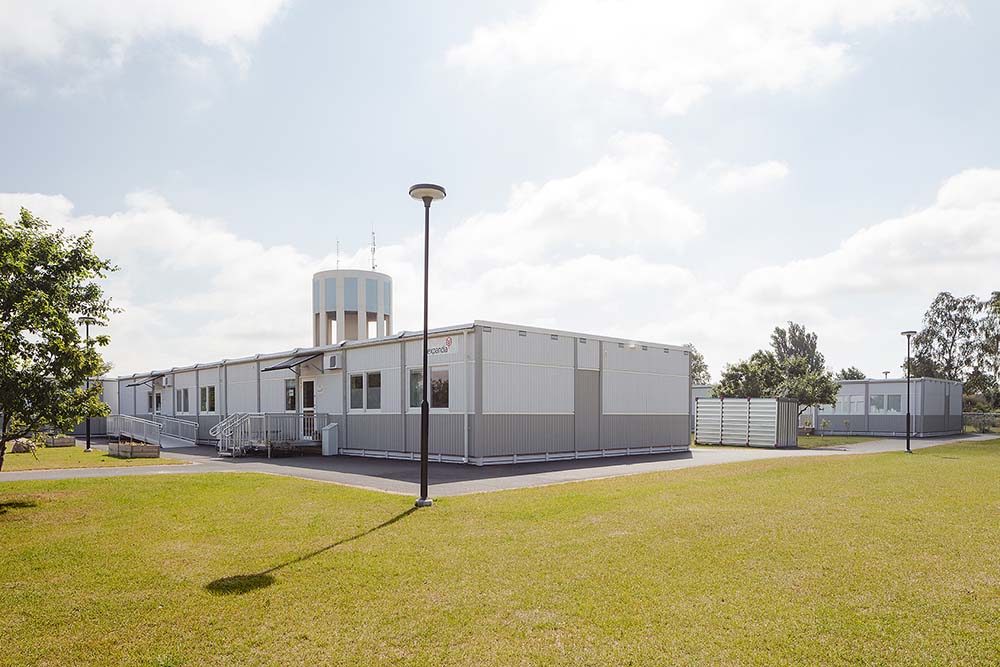 Högalids förskola i Trelleborg, fasad, träd och gröntområde runt förskolepaviljong