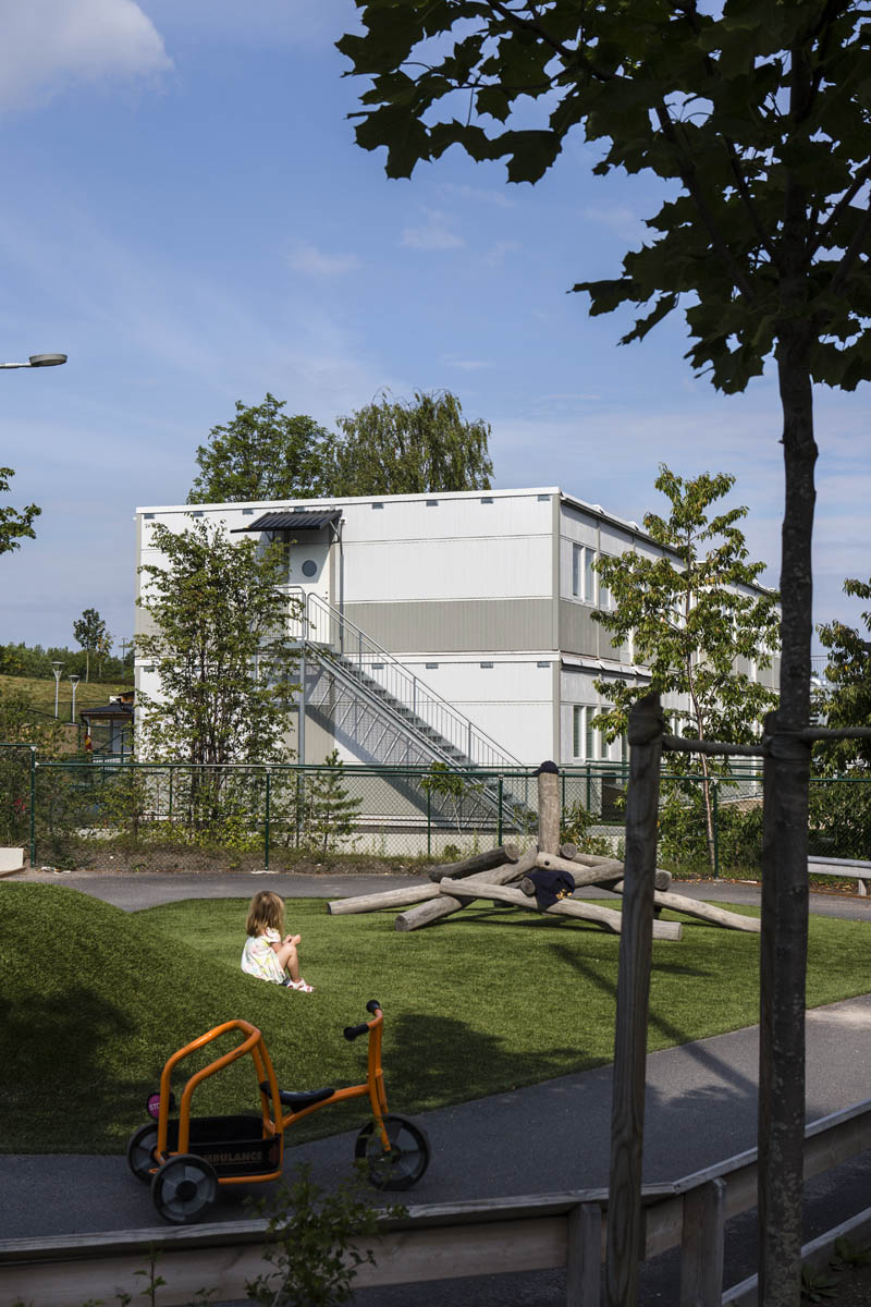 Förskolepaviljong i gröntområde med lekpark, Förskolan dartanjangsgata i Mariehäll