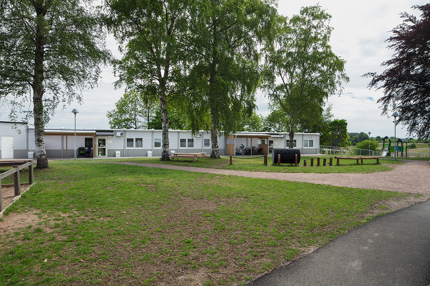 Nordala förskola i Vallås, expandias moduler, grå och vit fasad, träd och gröntområde