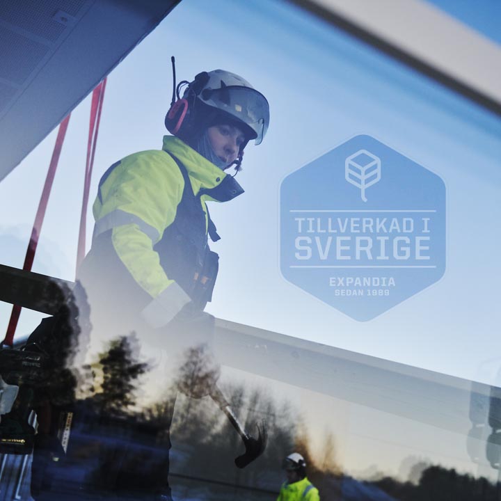 kvinna vid modulmontage och texten tillverkad i Sverige