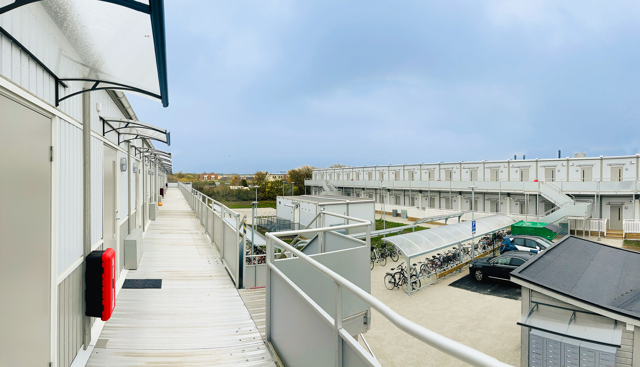 Gemensamma loftgångar i modulbaserade studentbostäder från Expandia – ett tryggt och socialt boendekoncept med effektiv planering, god tillgänglighet och tydliga mötesytor mellan bostäderna.