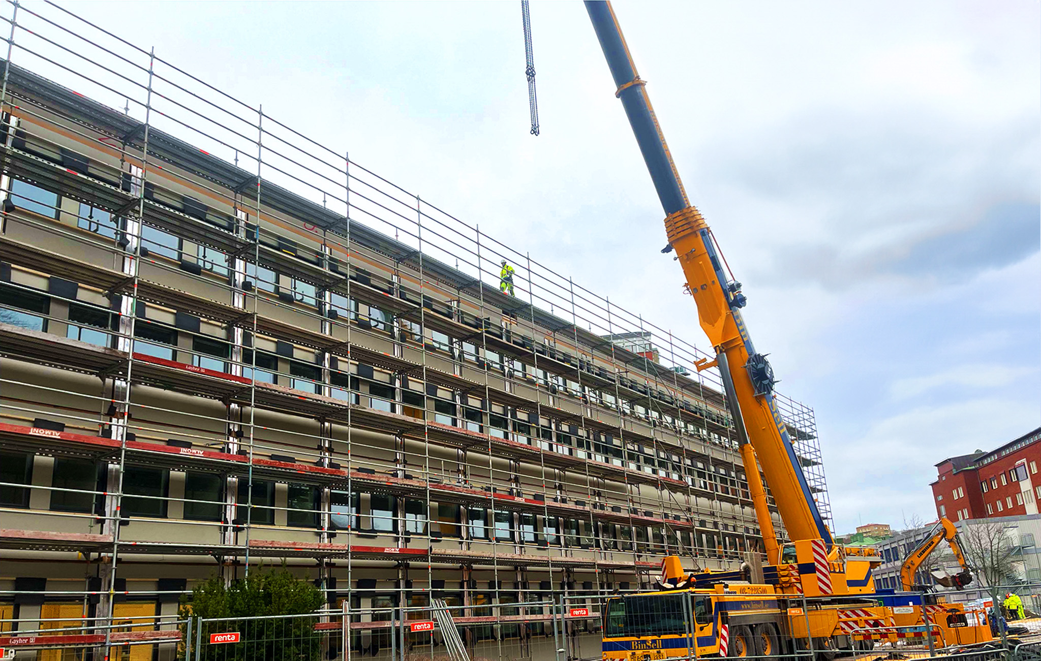 Montage av vårdmoduler från Expandia vid Sahlgrenska sjukhuset i Göteborg, med byggställningar och mobilkran under pågående installation