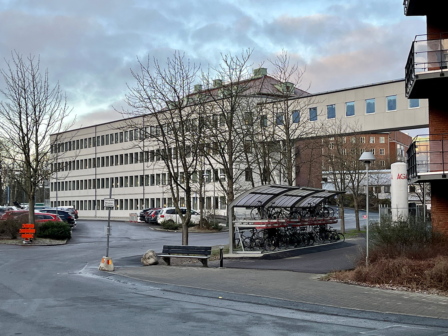 Vita vårdmoduler från Expandia vid Sahlgrenska sjukhuset i Göteborg, sammankopplade med befintliga sjukhusbyggnader via gångbro