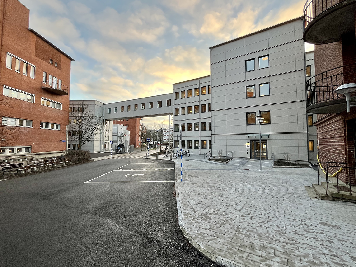 Vita vårdmoduler från Expandia vid Sahlgrenska sjukhuset i Göteborg, sammankopplade med befintliga sjukhusbyggnader via gångbro.