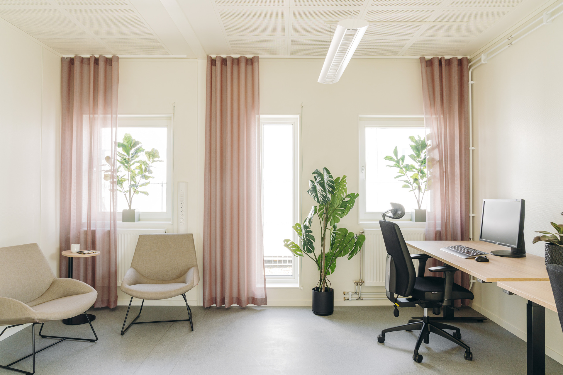 Premiummodul K3000 kontorsrum med rosa gardiner och ljus inredning