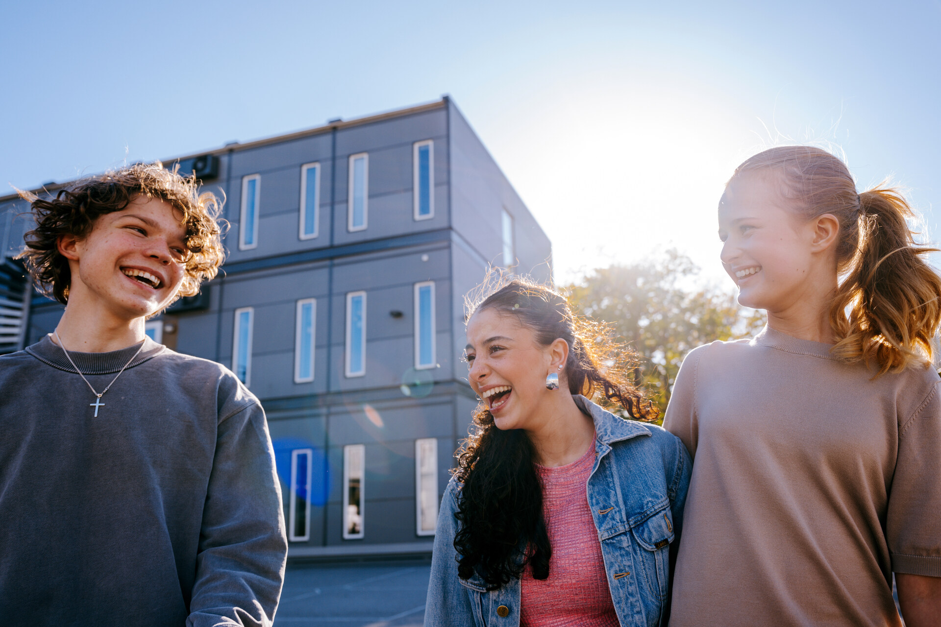 elever skrattar utanför ekens skola i moduler